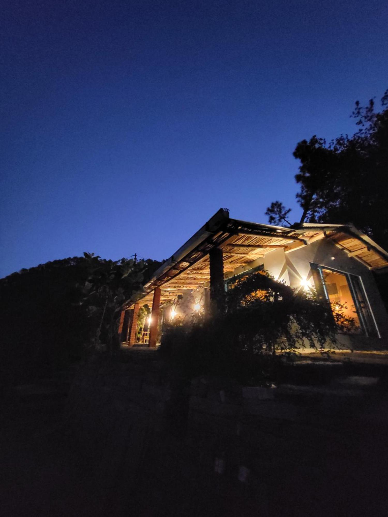 Zenoaks Homestay アルモラ エクステリア 写真